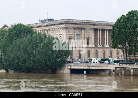 Flood décrease, Seine river, Louvre, Paris, 06/06/2016 Stock Photo