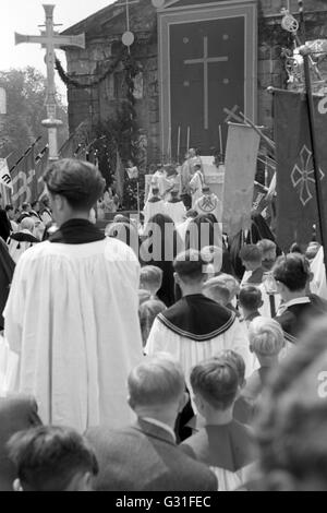 Dresden, DDR, Corpus Christi procession in the large garden Stock Photo