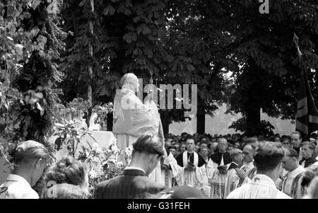 Dresden, DDR, Corpus Christi procession in the large garden Stock Photo