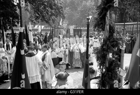 Dresden, DDR, Corpus Christi procession in the large garden Stock Photo