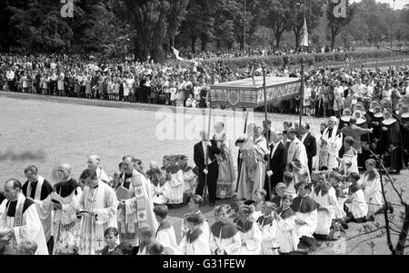 Dresden, DDR, Corpus Christi procession in the large garden Stock Photo