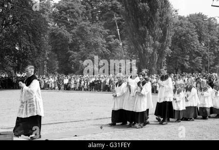 Dresden, DDR, Corpus Christi procession in the large garden Stock Photo