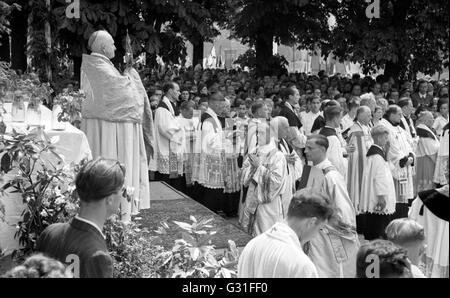 Dresden, DDR, Corpus Christi procession in the large garden Stock Photo