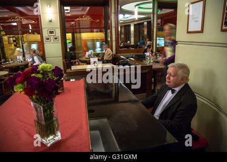 Prague, Czech Republic, piano player in Kuenstlercafe Cafe Slavia Stock Photo