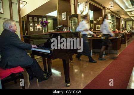 Prague, Czech Republic, piano player in Kuenstlercafe Cafe Slavia Stock Photo