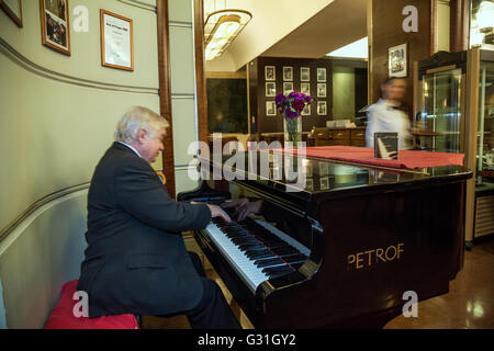 Prague, Czech Republic, piano player in Kuenstlercafe Cafe Slavia Stock Photo