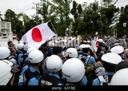 KAWASAKI, JAPAN - JUNE 05: Various fascist and racist groups clash with police as they try to disrupt an counter-racist protest in Nakahara Peace Park, Kawasaki City, Kanagawa prefecture, Japan on June 5, 2016. A district court in Kanagawa Prefecture has issued a first-ever provisional injunction preventing an anti-Korean activist from holding a rally near the premises of a group that supports ethnic Korean people. Credit:  Richard Atrero de Guzman/AFLO/Alamy Live News Stock Photo