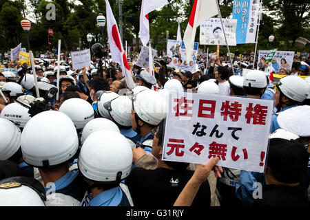 KAWASAKI, JAPAN - JUNE 05: Various fascist and racist groups clash with police as they try to disrupt an counter-racist protest in Nakahara Peace Park, Kawasaki City, Kanagawa prefecture, Japan on June 5, 2016. A district court in Kanagawa Prefecture has issued a first-ever provisional injunction preventing an anti-Korean activist from holding a rally near the premises of a group that supports ethnic Korean people. Credit:  Richard Atrero de Guzman/AFLO/Alamy Live News Stock Photo