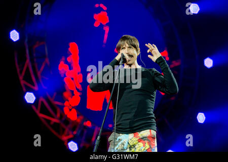 Nuremberg, Germany. 05th June, 2016. Singer of the US crossover band Red Hot Chili Peppers, Anthony Kiedis, performs on stage during the '2016 Rock im Park' music festival in Nuremberg, Germany 5 June 2016. More than 80 music groups have performe dat the festival. Photo: Daniel Karmann/dpa Credit:  dpa picture alliance/Alamy Live News Stock Photo