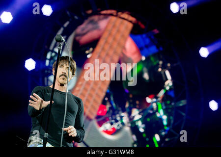 Nuremberg, Germany. 05th June, 2016. Singer of the US crossover band Red Hot Chili Peppers, Anthony Kiedis, performs on stage during the '2016 Rock im Park' music festival in Nuremberg, Germany 5 June 2016. More than 80 music groups have performe dat the festival. Photo: Daniel Karmann/dpa Credit:  dpa picture alliance/Alamy Live News Stock Photo