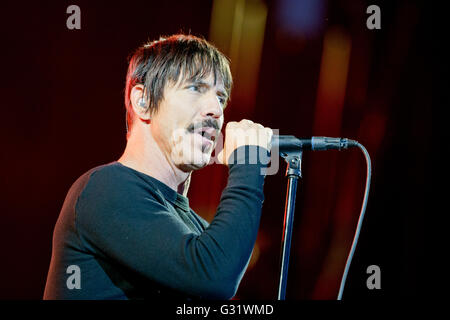 Nuremberg, Germany. 05th June, 2016. Singer of the US crossover band Red Hot Chili Peppers, Anthony Kiedis, performs on stage during the '2016 Rock im Park' music festival in Nuremberg, Germany 5 June 2016. More than 80 music groups have performe dat the festival. Photo: Daniel Karmann/dpa Credit:  dpa picture alliance/Alamy Live News Stock Photo