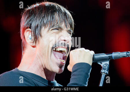 Nuremberg, Germany. 05th June, 2016. Singer of the US crossover band Red Hot Chili Peppers, Anthony Kiedis, performs on stage during the '2016 Rock im Park' music festival in Nuremberg, Germany 5 June 2016. More than 80 music groups have performe dat the festival. Photo: Daniel Karmann/dpa Credit:  dpa picture alliance/Alamy Live News Stock Photo