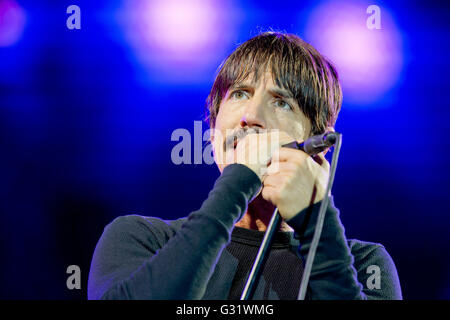 Nuremberg, Germany. 05th June, 2016. Singer of the US crossover band Red Hot Chili Peppers, Anthony Kiedis, performs on stage during the '2016 Rock im Park' music festival in Nuremberg, Germany 5 June 2016. More than 80 music groups have performe dat the festival. Photo: Daniel Karmann/dpa Credit:  dpa picture alliance/Alamy Live News Stock Photo