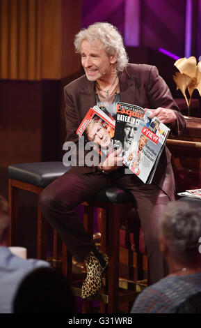 Berlin, Germany. 05th June, 2016. Entertainer Thomas Gottschalk presents front pages of magazines showing pictures of Donald Trump oin it, as he hosts his new television show 'Mensch Gottschalk - Das bewegt Deutschland', which is being live broadcasted by German commercial tv broadcaster RTL from the television studios in Adlershof, Berlin. Photo: Jens Kalaene/dpa © dpa picture alliance/Alamy Live News Stock Photo