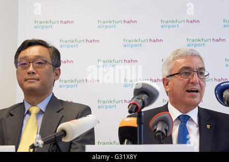 Hahn, Germany. 06th June, 2016. Roger Lewentz (R), interior minister of the German state Rhineland-Palatinate, delivers remarks next to Yu Tao Chou (L), chief representative of the Shanghai Yiqian Trading Company, during a press conference on the purchase of a majority stake by the company in the Frankfurt·Hahn Airport, in Hahn, Germany, 06 June 2016. The German state Rhineland-Palatinate is selling its majority stake in the Frankfurt-Hahn Airport to the Shanghai Yiqian Trading Company for a low double-digit million-euro amount. Photo: THOMAS FREY/dpa/Alamy Live News Stock Photo