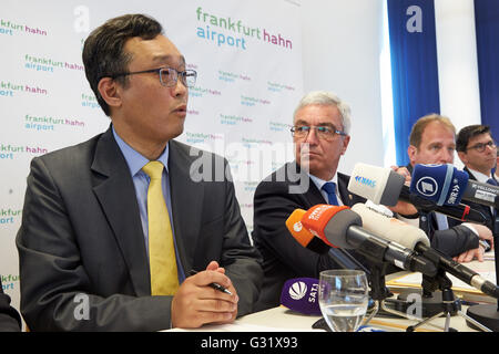 Hahn, Germany. 06th June, 2016. Yu Tao Chou (L), chief representative of the Shanghai Yiqian Trading Company, delivers remarks next to Roger Lewentz, interior minister of the German state Rhineland-Palatinate, during a press conference on the purchase of a majority stake in the Frankfurt·Hahn Airport, in Hahn, Germany, 06 June 2016. The German state Rhineland-Palatinate is selling its majority stake in the Frankfurt-Hahn Airport to the Shanghai Yiqian Trading Company for a low double-digit million-euro amount. Photo: THOMAS FREY/dpa/Alamy Live News Stock Photo