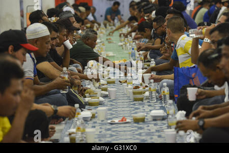 Kuala Lumpur, Kuala Lumpur, Malaysia. 6th June, 2016. Muslim eat their Iftar (breaking of fast) meal during the holy month of Ramadan at mosque in Kuala Lumpur. Ramadan is the ninth month in the Islamic calendar. It is a time when Muslims around the world focus on prayer, fasting, giving to charity, and religious devotion. © Kepy/ZUMA Wire/Alamy Live News Stock Photo