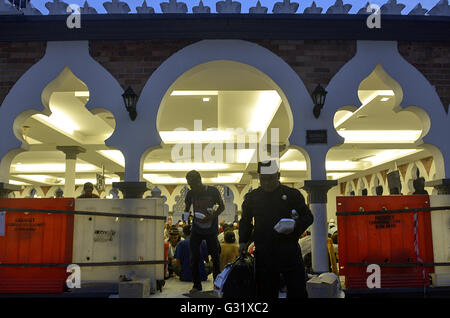 Kuala Lumpur, Kuala Lumpur, Malaysia. 6th June, 2016. Muslim take their food during Iftar (breaking of fast) meal during the holy month of Ramadan at mosque in Kuala Lumpur. Ramadan is the ninth month in the Islamic calendar. It is a time when Muslims around the world focus on prayer, fasting, giving to charity, and religious devotion. © Kepy/ZUMA Wire/Alamy Live News Stock Photo