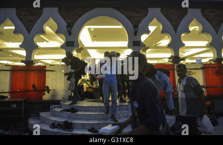 Kuala Lumpur, Kuala Lumpur, Malaysia. 6th June, 2016. Muslim take their food during Iftar (breaking of fast) meal during the holy month of Ramadan at mosque in Kuala Lumpur. Ramadan is the ninth month in the Islamic calendar. It is a time when Muslims around the world focus on prayer, fasting, giving to charity, and religious devotion. © Kepy/ZUMA Wire/Alamy Live News Stock Photo