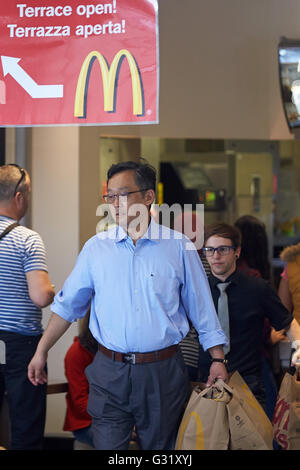 Hahn, Germany. 06th June, 2016. Yu Tao Chou, chief representative of the Shanghai Yiqian Trading Company, heads to an office building at the airport in Hahn, Germany, 06 June 2016. The German state Rhineland-Palatinate is selling its majority stake in the Frankfurt-Hahn Airport to the Shanghai Yiqian Trading Company for a low double-digit million-euro amount. Photo: THOMAS FREY/dpa/Alamy Live News Stock Photo