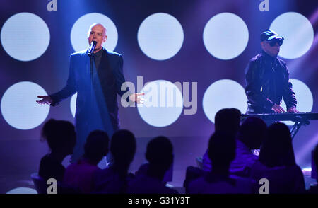 The members of the band Pet Shop Boys, Neil Tennant (l) and Chris Lowe perform on stage during the new show of entertainer Thomas Gottschalk 'Mensch Gottschalk - Das bewegt Deutschland', which is being live broadcasted on German commercial tv broadcaster RTL from the television studios in Adlershof, Berlin, Germany 5 June 2016. Photo: Jens Kalaene/dpa Stock Photo