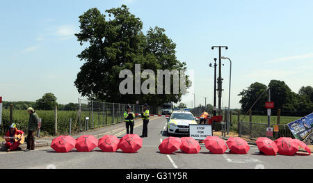 Burghfield, Berkshire, UK. 6th June 2016. Approx 50 Anti-nuclear weapons protesters at Atomic Weapons Establishment's (AWE) Burghfield site oppose the renewal or replacement of Trident. Have locked on outside in the baking heat.  Burghfield and AWE Aldermaston provide the warheads for the submarine-launched missile system.  The activists are protesting as the site provides war heads for the uk's largest nuclear submarines.  The UK's existing four ballistic missile submarines are to be renewed from the late-2020s. Credit:  uknip/Alamy Live News Stock Photo