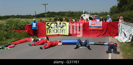 Burghfield, Berkshire, UK. 6th June 2016. Approx 50 Anti-nuclear weapons protesters at Atomic Weapons Establishment's (AWE) Burghfield site oppose the renewal or replacement of Trident. Have locked on outside in the baking heat.  Burghfield and AWE Aldermaston provide the warheads for the submarine-launched missile system.  The activists are protesting as the site provides war heads for the uk's largest nuclear submarines.  The UK's existing four ballistic missile submarines are to be renewed from the late-2020s. Credit:  uknip/Alamy Live News Stock Photo