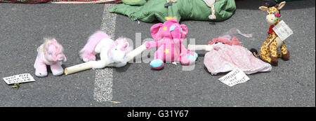 Burghfield, Berkshire, UK. 6th June 2016. Approx 50 Anti-nuclear weapons protesters at Atomic Weapons Establishment's (AWE) Burghfield site oppose the renewal or replacement of Trident. Have locked on outside in the baking heat.  Burghfield and AWE Aldermaston provide the warheads for the submarine-launched missile system.  The activists are protesting as the site provides war heads for the uk's largest nuclear submarines.  The UK's existing four ballistic missile submarines are to be renewed from the late-2020s. Credit:  uknip/Alamy Live News Stock Photo