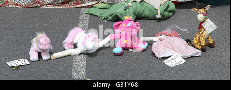 Burghfield, Berkshire, UK. 6th June 2016. Approx 50 Anti-nuclear weapons protesters at Atomic Weapons Establishment's (AWE) Burghfield site oppose the renewal or replacement of Trident. Have locked on outside in the baking heat.  Burghfield and AWE Aldermaston provide the warheads for the submarine-launched missile system.  The activists are protesting as the site provides war heads for the uk's largest nuclear submarines.  The UK's existing four ballistic missile submarines are to be renewed from the late-2020s. Credit:  uknip/Alamy Live News Stock Photo