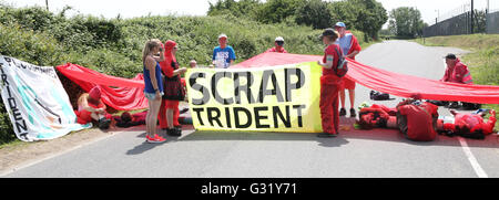 Burghfield, Berkshire, UK. 6th June 2016. Approx 50 Anti-nuclear weapons protesters at Atomic Weapons Establishment's (AWE) Burghfield site oppose the renewal or replacement of Trident. Have locked on outside in the baking heat.  Burghfield and AWE Aldermaston provide the warheads for the submarine-launched missile system.  The activists are protesting as the site provides war heads for the uk's largest nuclear submarines.  The UK's existing four ballistic missile submarines are to be renewed from the late-2020s. Credit:  uknip/Alamy Live News Stock Photo