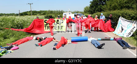 Burghfield, Berkshire, UK. 6th June 2016. Approx 50 Anti-nuclear weapons protesters at Atomic Weapons Establishment's (AWE) Burghfield site oppose the renewal or replacement of Trident. Have locked on outside in the baking heat.  Burghfield and AWE Aldermaston provide the warheads for the submarine-launched missile system.  The activists are protesting as the site provides war heads for the uk's largest nuclear submarines.  The UK's existing four ballistic missile submarines are to be renewed from the late-2020s. Credit:  uknip/Alamy Live News Stock Photo