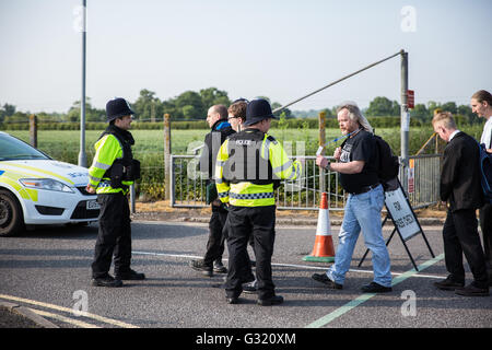 Burghfield, UK. 6th June, 2016. Ministry of Defence police check the credentials of workers arriving at AWE Burghfield in Berkshire as part of extra security measures deployed outside the arms factory during a month of action against Trident renewal by peace campaigners. Credit:  Mark Kerrison/Alamy Live News Stock Photo