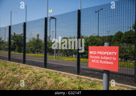 Burghfield, UK. 6th June, 2016. A 'MOD Property' sign outside  AWE Burghfield in Berkshire. Credit:  Mark Kerrison/Alamy Live News Stock Photo