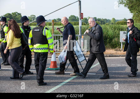 Burghfield, UK. 6th June, 2016. Ministry of Defence police check the credentials of workers arriving at AWE Burghfield in Berkshire as part of extra security measures deployed outside the arms factory during a month of action against Trident renewal by peace campaigners. Credit:  Mark Kerrison/Alamy Live News Stock Photo