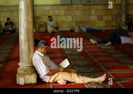 Cairo. 6th June, 2016. A Muslim reads the Quran at the Al-Azhar Mosque in Cairo, Egypt, on June 6, 2016, the first Day of the holy month of Ramadan. Credit:  Ahmed Gomaa/Xinhua/Alamy Live News Stock Photo