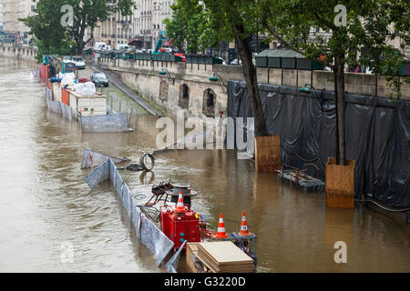 Paris, France. 06th June, 2016. Flood decrease, decrue de la Seine, quai des Grands Augustins, Paris, 06/06/2016 Credit:  Ignacio Gomez Sales/Alamy Live News Stock Photo