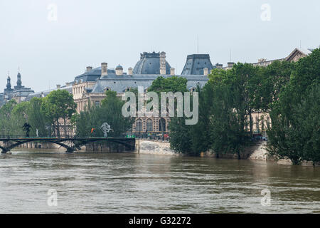 Paris, France. 06th June, 2016. Flood decrease, decrue de la Seine, Louvre, Pont des Arts,Paris, 06/06/2016 Credit:  Ignacio Gomez Sales/Alamy Live News Stock Photo
