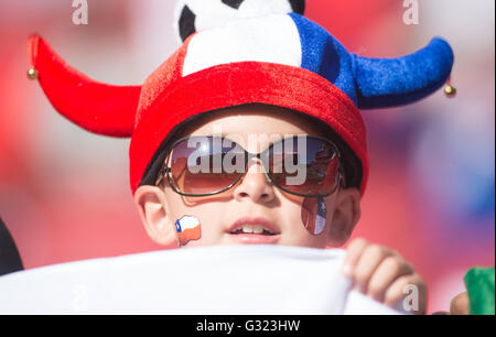 Santa Clara, USA. 6th June, 2016. A boy waits for the start of the Copa America Centenario Group D match between Argentina and Chile at the Levi's Stadium in Santa Clara, California, the United States, June 6, 2016. Credit:  Yang Lei/Xinhua/Alamy Live News Stock Photo