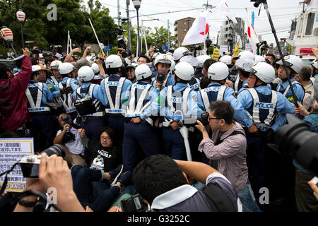 KAWASAKI, JAPAN - JUNE 05: Various fascist and racist groups clash with police as they try to disrupt an counter-racist protest in Nakahara Peace Park, Kawasaki City, Kanagawa prefecture, Japan on June 5, 2016. A district court in Kanagawa Prefecture has issued a first-ever provisional injunction preventing an anti-Korean activist from holding a rally near the premises of a group that supports ethnic Korean people. © Richard A. de Guzman/AFLO/Alamy Live News Stock Photo