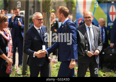 England's Harry Kane is greeted at the Team Hotel, by Auberge du Jeu de Paume General Manager Pascal Groell (left) in Chantilly. Stock Photo