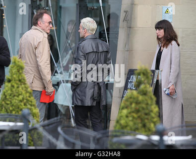 Director Danny Boyle (left) with actors Jonny Lee Miller (centre) and an unknown actress during the filming of Trainspotting 2 which is being filmed in Edinburgh. Stock Photo