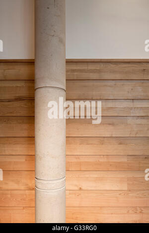 Detail of concrete pillar. Wolfson College Auditorium, Oxford, United Kingdom. Architect: Berman Guedes Stretton, 2013. Stock Photo