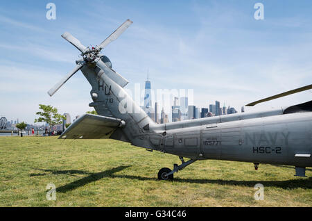 Rear rotor and tail of a US Navy Seahawk helicopter with the downtown Manhattan skyline in the background in Fleet Week Stock Photo