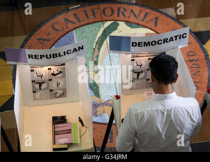 Los Angeles, USA. 7th June, 2016. A voter casts his vote during the presidential primary election at Santa Monica City Hall in Santa Monica, California, the United States, on June 7, 2016. © Zhao Hanrong/Xinhua/Alamy Live News Stock Photo