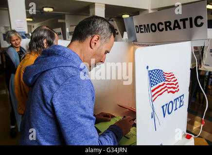 Los Angeles, USA. 7th June, 2016. A voter casts his vote during the presidential primary election at Santa Monica City Hall in Santa Monica, California, the United States, on June 7, 2016. © Zhao Hanrong/Xinhua/Alamy Live News Stock Photo