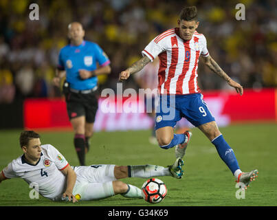 Pasadena, USA. 7th June, 2016. Colombia's Santiago Arias (L) tackles Paraguay's Antonio Sanabria during their Copa America Centenario Group A match at Rose Bowl Stadium in Pasadena, California, the United States, June 7, 2016. © Yang Lei/Xinhua/Alamy Live News Stock Photo