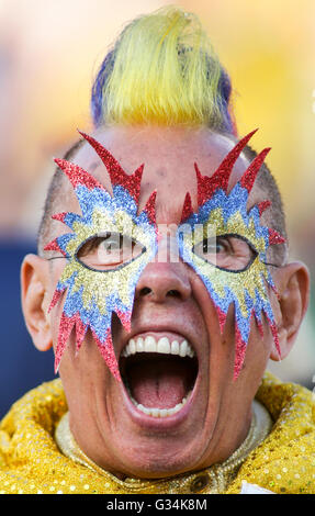 Pasadena, USA. 7th June, 2016. A fan of Colombia cheers during the Copa America Centenario Group A match between Colombia and Paraguay at Rose Bowl Stadium in Pasadena, California, the United States, June 7, 2016. © Zhao Hanrong/Xinhua/Alamy Live News Stock Photo