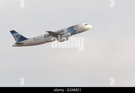 Beijing, China. 31st Jan, 2011. File photo taken on Jan. 31, 2011 shows an EgyptAir plane taking off from the airport of Cairo, Egypt. An EgyptAir plane en route from Cairo to Beijing made an emergency landing in Uzbekistan due to a bomb threat. All the 118 passengers and 17 crew members aboard have been safely evacuated, local media quoted the Uzbekistan Airways as saying. © Cai Yang/Xinhua/Alamy Live News Stock Photo