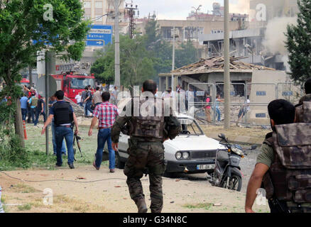 Ankara, Turkey. 8th June, 2016. Turkish security forces are seen near the damaged police building of Midyat district in southeastern province of Mardin, Turkey, June 8, 2016. One police officer and two civilians were killed and around 30 wounded in a car bomb attack at police headquarters of Midyat district in southeastern province of Mardin on Wednesday, Turkish Prime Minister Binali Yildirim said. Credit:  Mert Macit/Xinhua/Alamy Live News Stock Photo