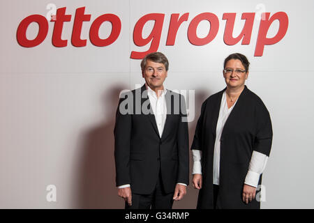 Hamburg, Germany. 25th May, 2016. Outgoing Otto Group CEO Hans-Otto Schrader (L) and CFO Petra Scharner-Wolff pose at a results press conference of the German mail order and e-commerce company in Hamburg, Germany, 25 May 2016. Photo: LUKAS SCHULZE/dpa/Alamy Live News Stock Photo